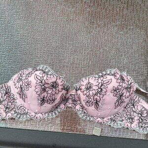 Millesia Embroidered lace push-up bra, Size 34B, Excellent Condition